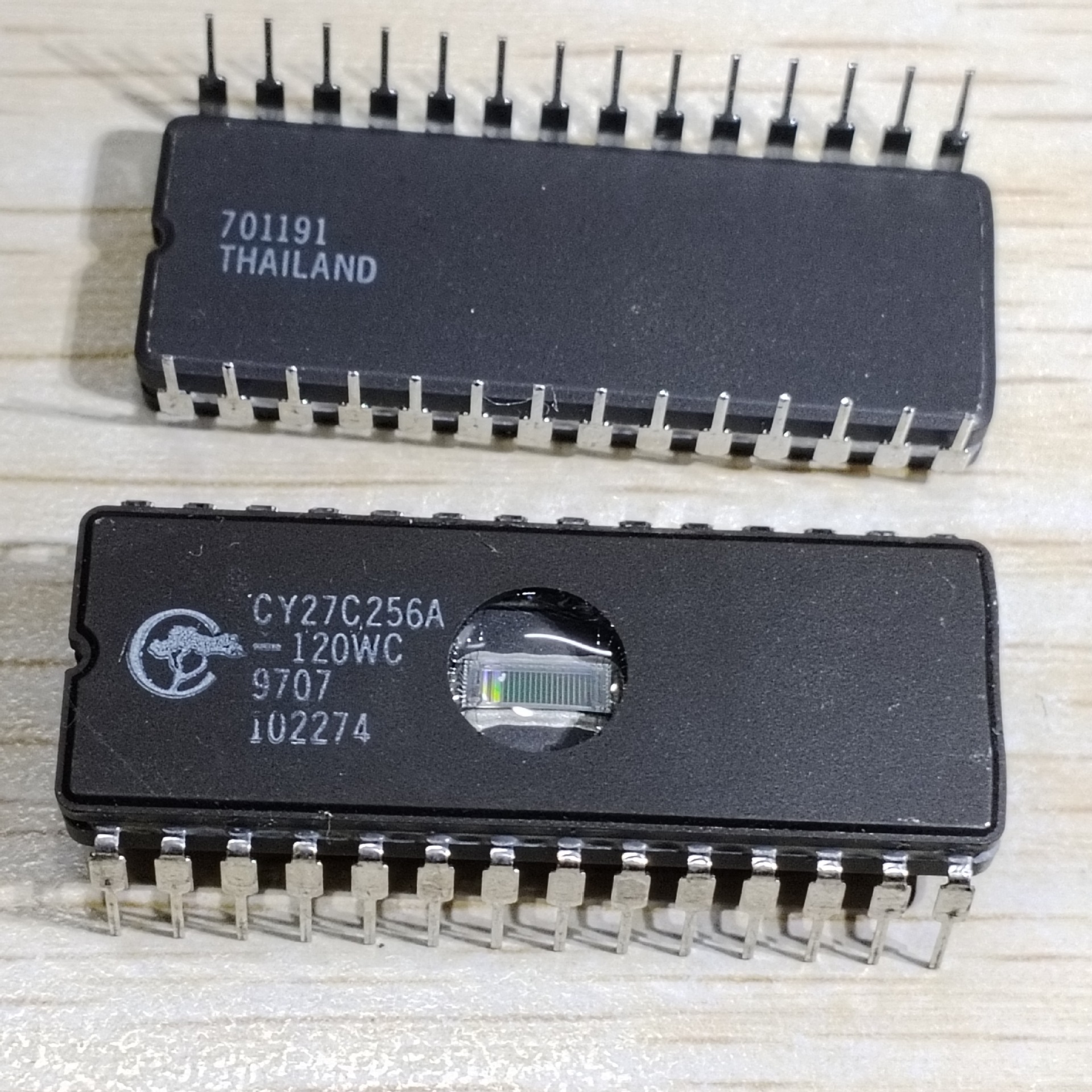 CY27C256A-120WC микросхема DIP28 оптом из Китая