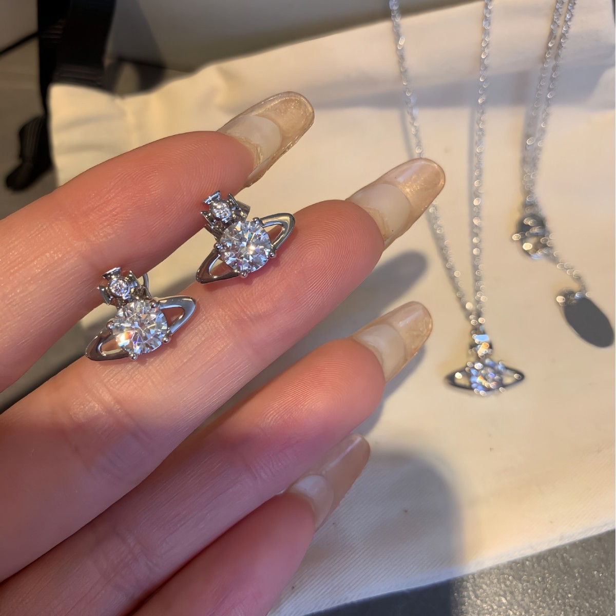 Серьги Vivienne Westwood Saturn с цирконами оптом из Китая