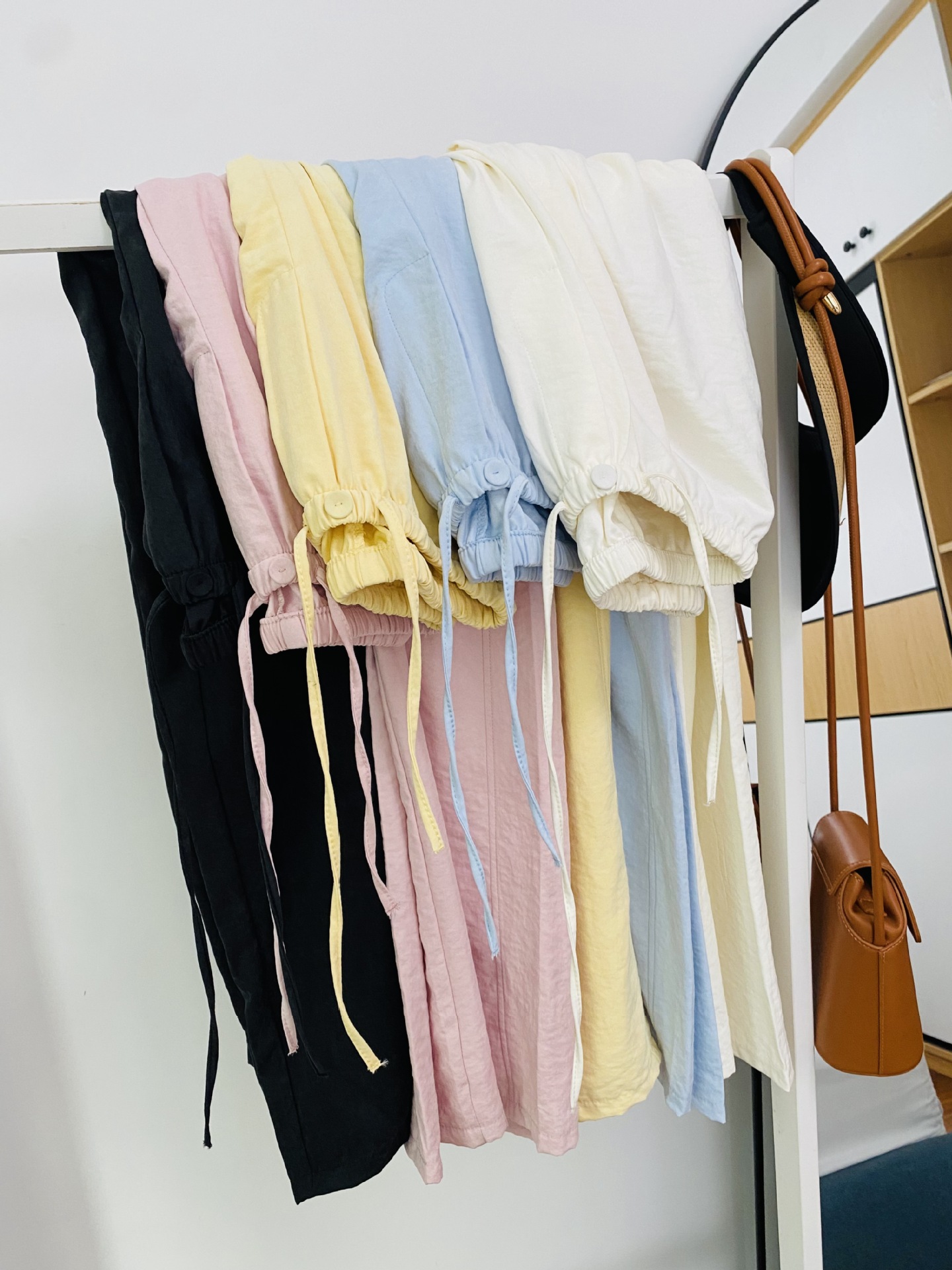 Штаны кремовые с затяжкой оптом из Китая